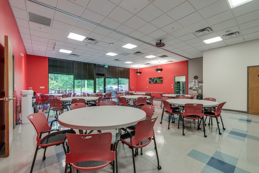 More Photos Of 3825 Columbus Rd, Granville Business Park For Lease