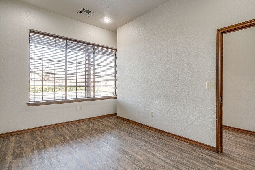 More Photos Of 1318-1324 NW John Jones Dr, Burleson Office For Lease