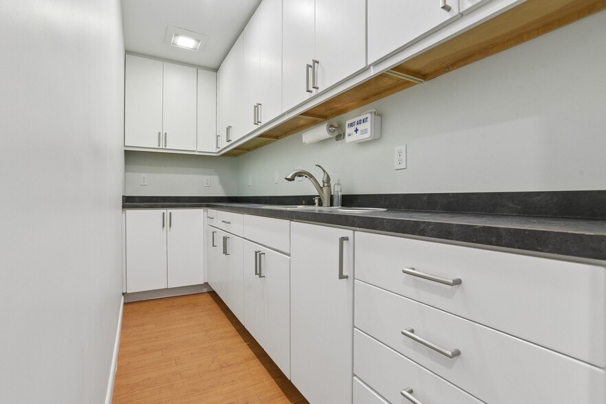 More Photos Of 65 Sachem St, Norwich Medical For Sale