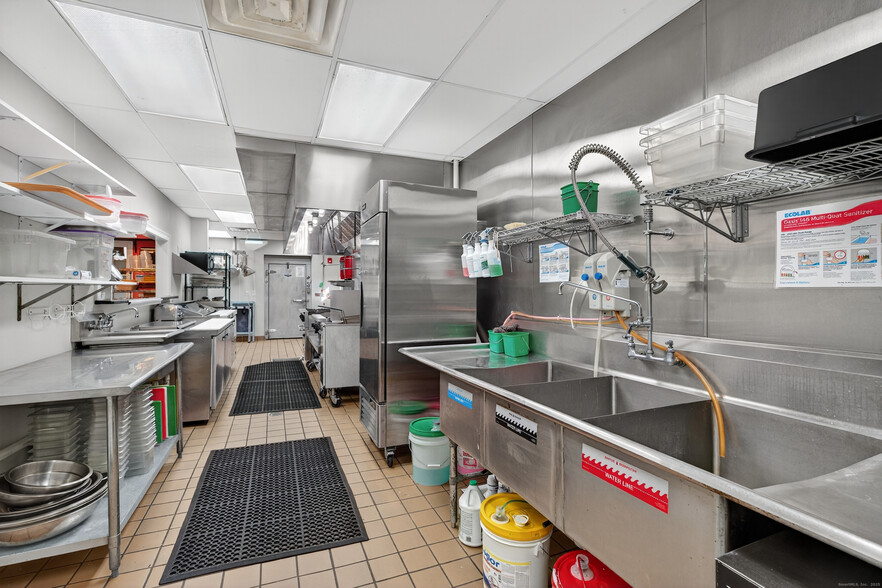 More Photos Of 742 Amity Rd, Bethany Freestanding For Sale