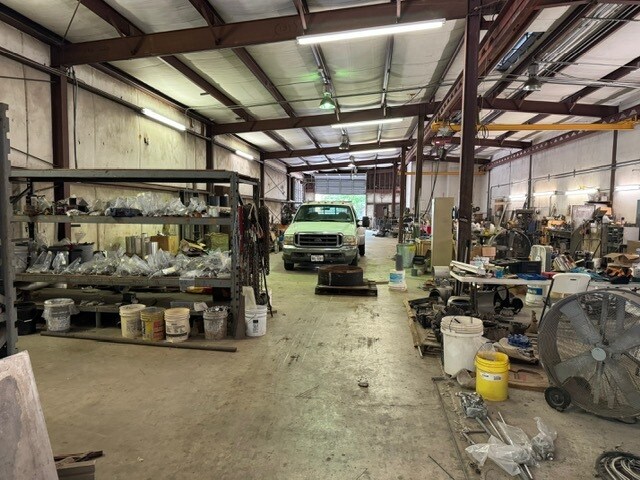 More Photos Of 11918 Adel Rd, Houston Warehouse For Lease