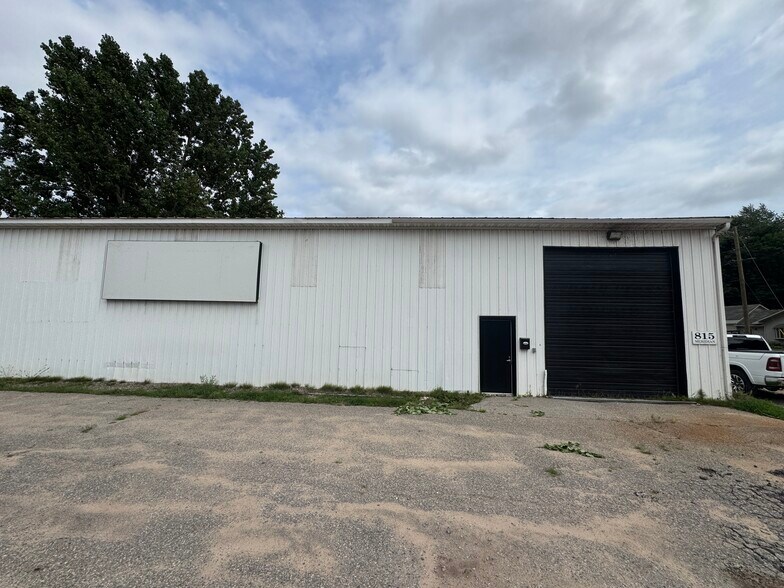 More Photos Of 815 Meridian St, Sault Sainte Marie Distribution For Sale