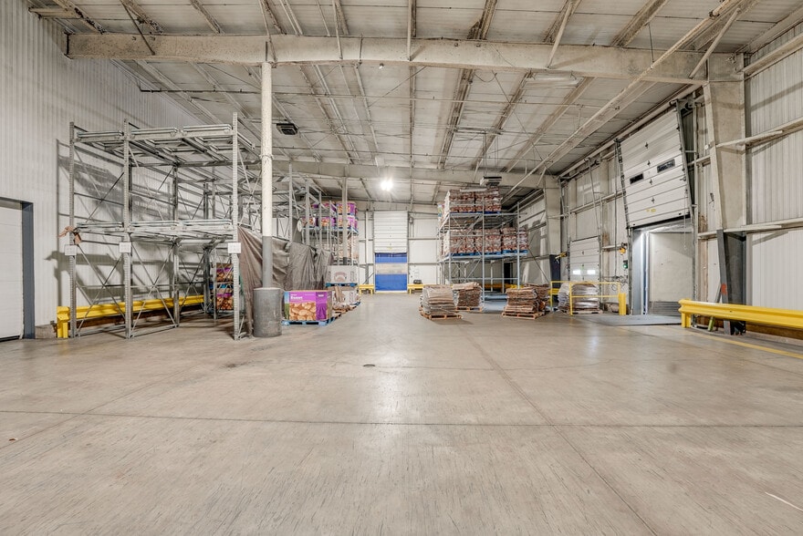 More Photos Of 400 Great Lakes Pky, Bellevue Warehouse For Sale