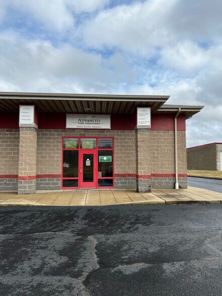 More Photos Of 603-643 N Meridian Rd, Youngstown Showroom For Lease