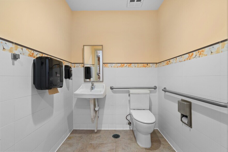 More Photos Of 2909-2911 E Commercial Blvd, Fort Lauderdale Storefront Retail Residential For Sale