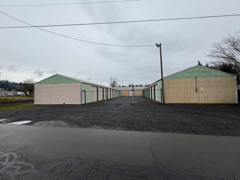 More Photos Of 240 SE 10th St, Dundee Self Storage For Sale