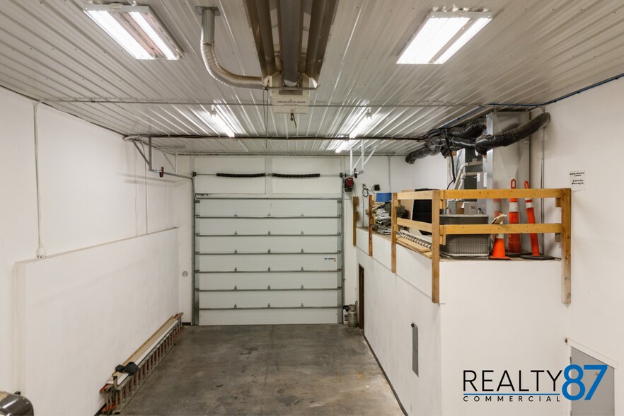 More Photos Of 2700 Stonegate Ct, Hiawatha Showroom For Sale