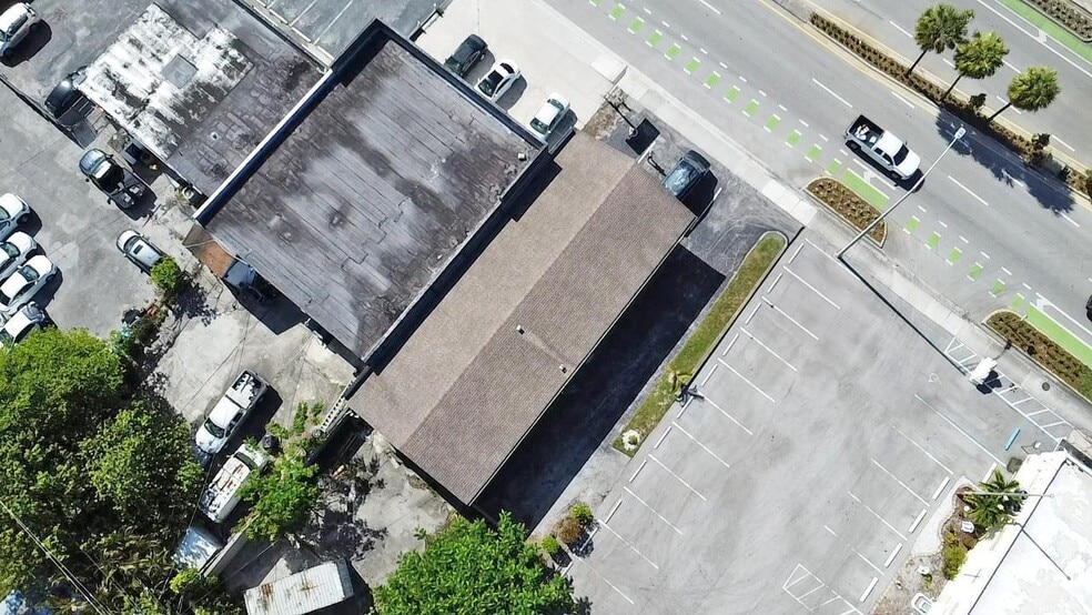 More Photos Of 200 W Prospect Rd, Oakland Park Freestanding For Sale