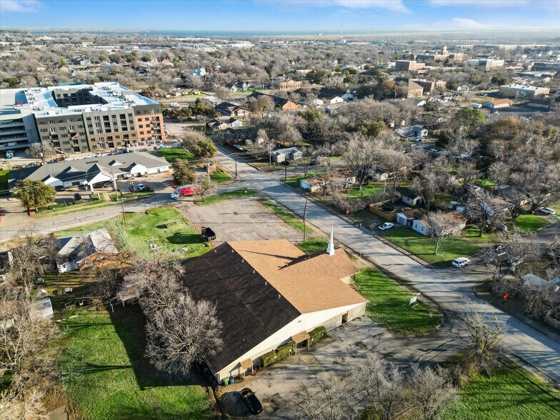 More Photos Of 325 S Cowan Ave, Lewisville Flex For Sale