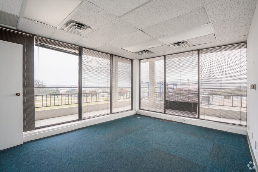 More Photos Of 2821 Lackland Rd, Fort Worth Office For Sale