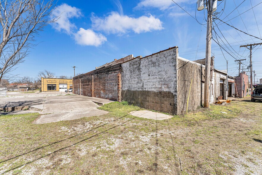More Photos Of 504 W Commercial St, Springfield Storefront Retail Office For Sale