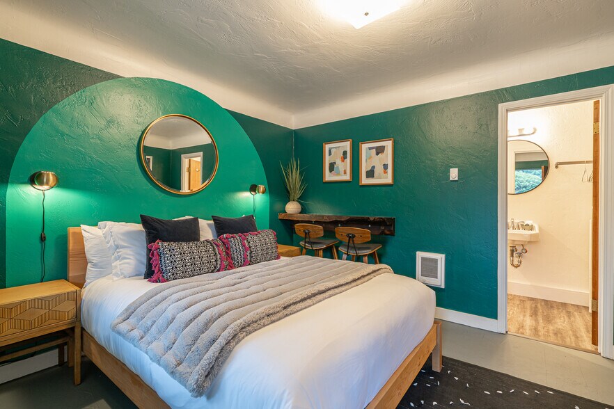 More Photos Of 1175 2nd St SE, Bandon Hotel For Sale