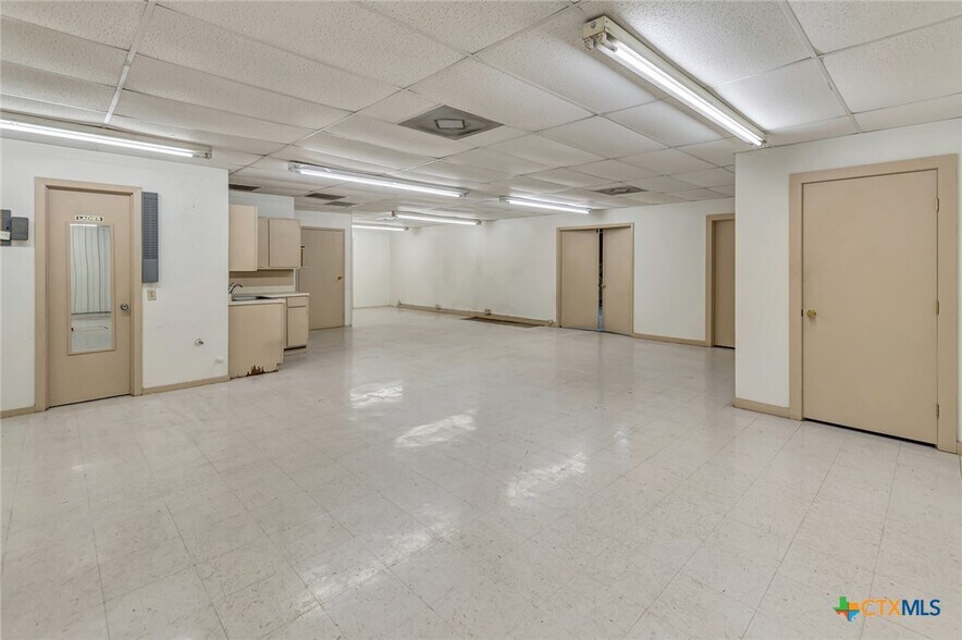 More Photos Of 306 N Wells St, Edna Office For Sale