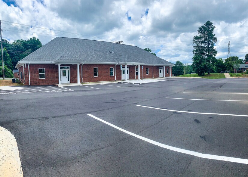 More Photos Of 4721 Country Club Rd, Winston-Salem Office For Lease