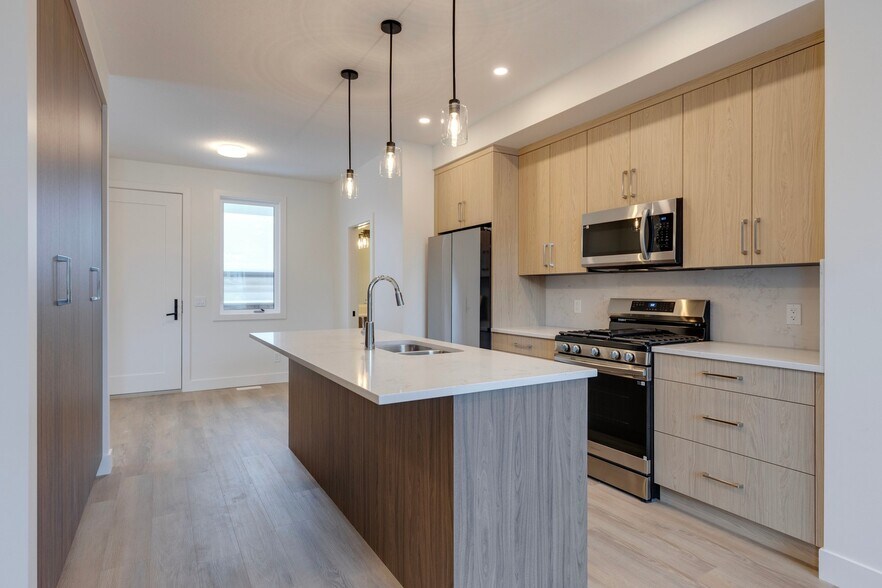 More Photos Of 2124 7 St NW, Calgary Apartments For Sale