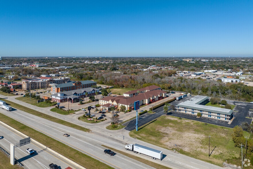 More Photos Of 1003 W Highway 332, Clute Hotel For Sale