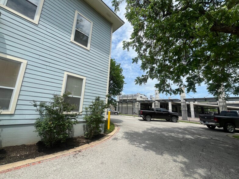 More Photos Of 309 W Main St, Round Rock Office For Sale