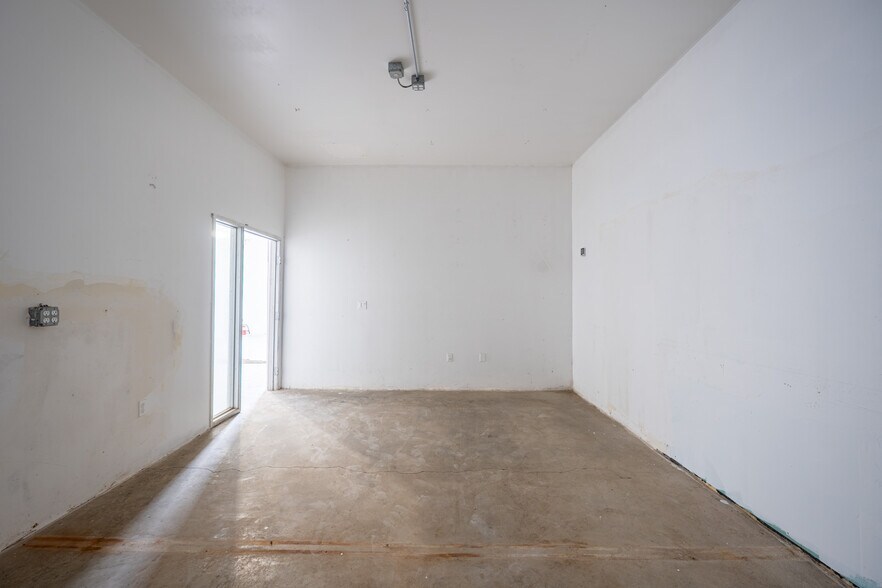More Photos Of 5261-5265 E Washington Blvd, Commerce Warehouse For Sale