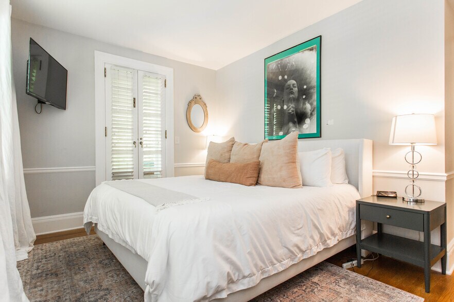 More Photos Of 116 E 46th St, Kansas City Hospitality For Sale