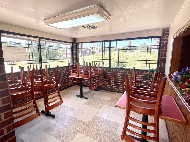 More Photos Of 924 N Main St, Mountain Grove Restaurant For Sale