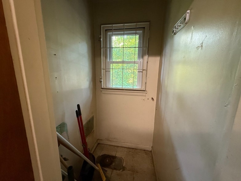 More Photos Of 529 Old County Rd, Westport Post Office For Sale