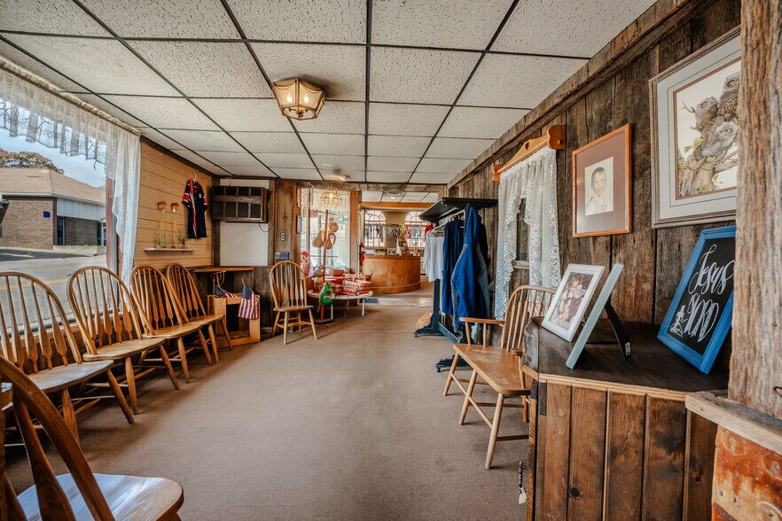 More Photos Of 176 N Market St, Shreve General Retail For Sale