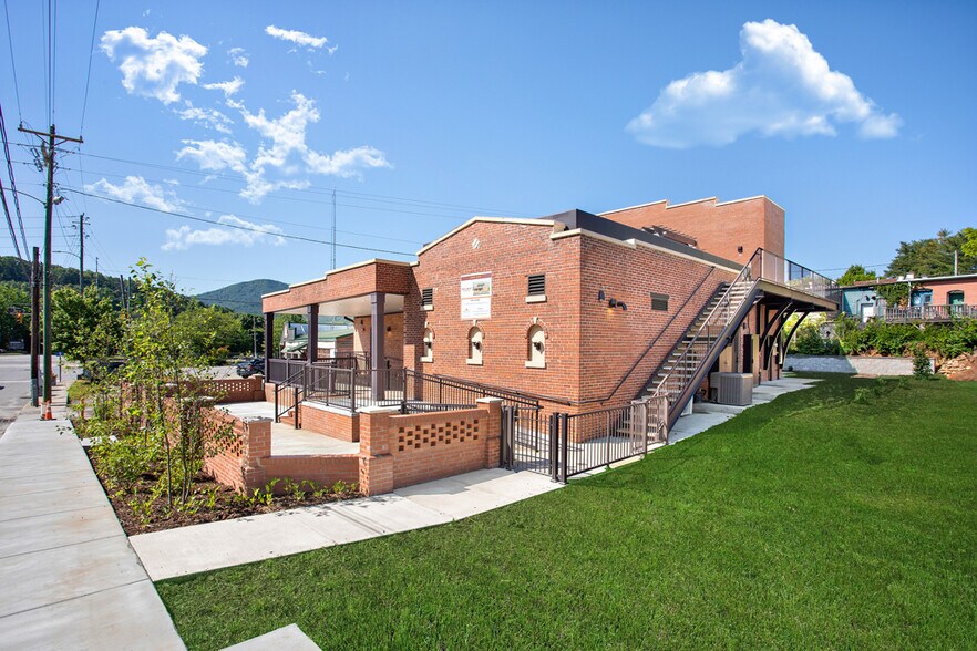 More Photos Of 128 Broadway St, Black Mountain Restaurant For Sale