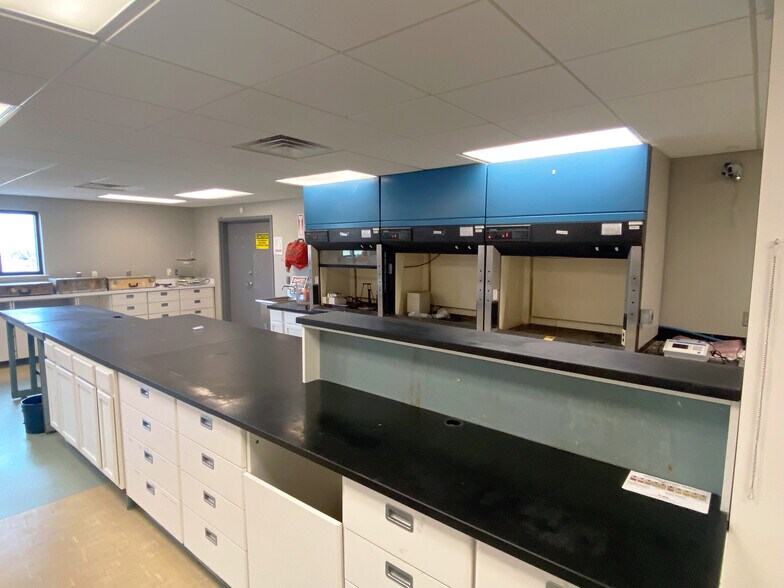 More Photos Of 11 Midtown Park E, Mobile Medical For Lease