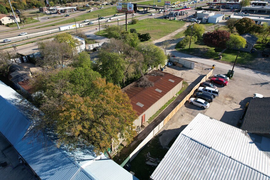 More Photos Of 119 Burrell, Dallas Industrial For Lease