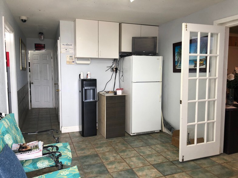 More Photos Of 707-709 N Dixie Hwy, Hallandale Beach Auto Repair For Sale