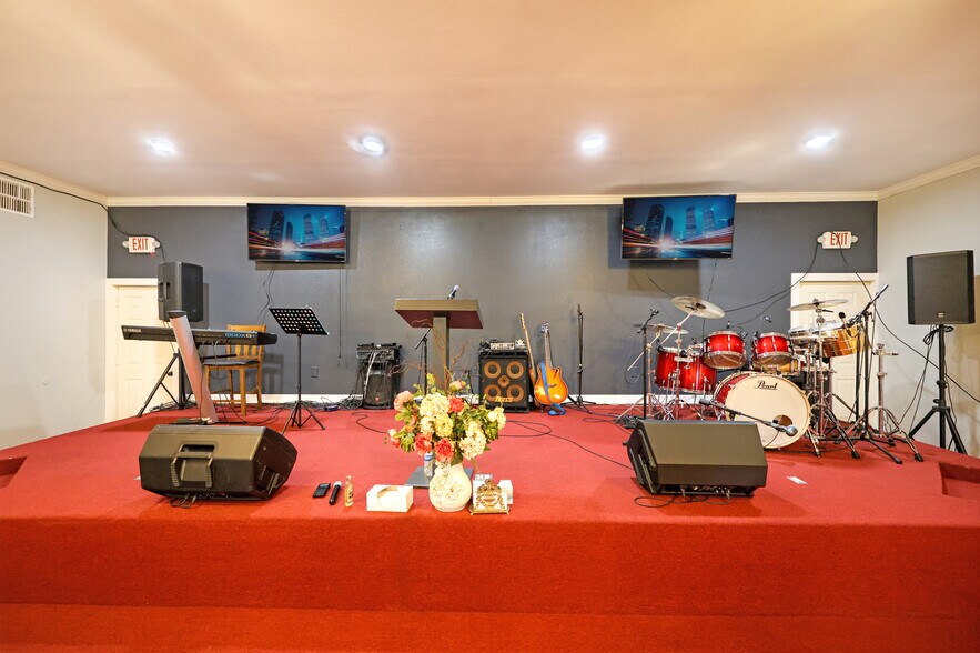 More Photos Of 16911 Pickering Rd, Conroe Warehouse For Sale