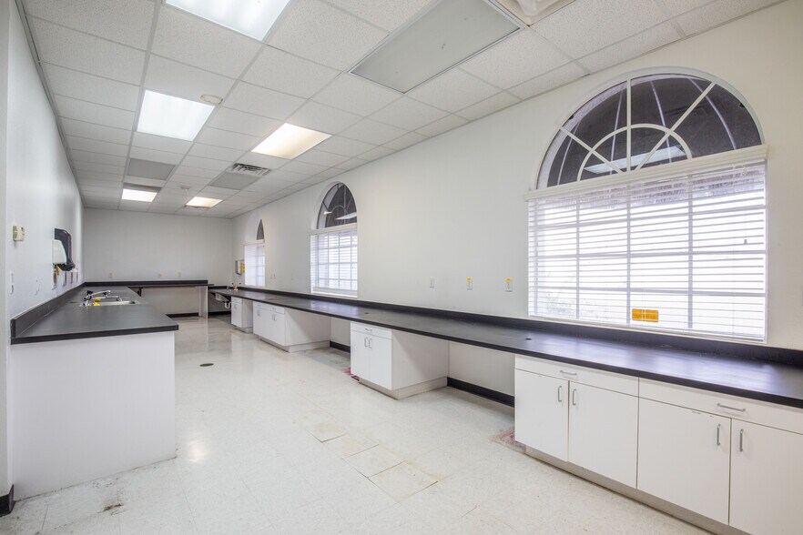 More Photos Of 27 E Hibiscus Blvd, Melbourne Medical For Sale