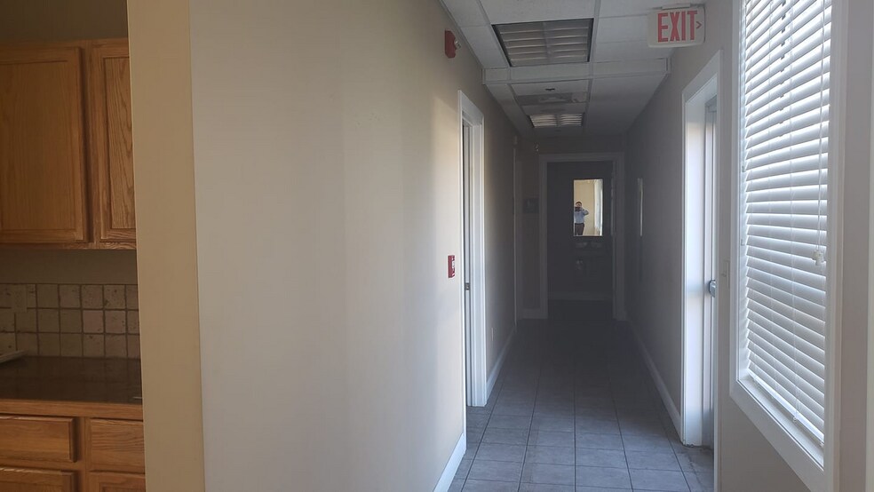 More Photos Of 27 Town Line Rd, Wethersfield Office For Lease