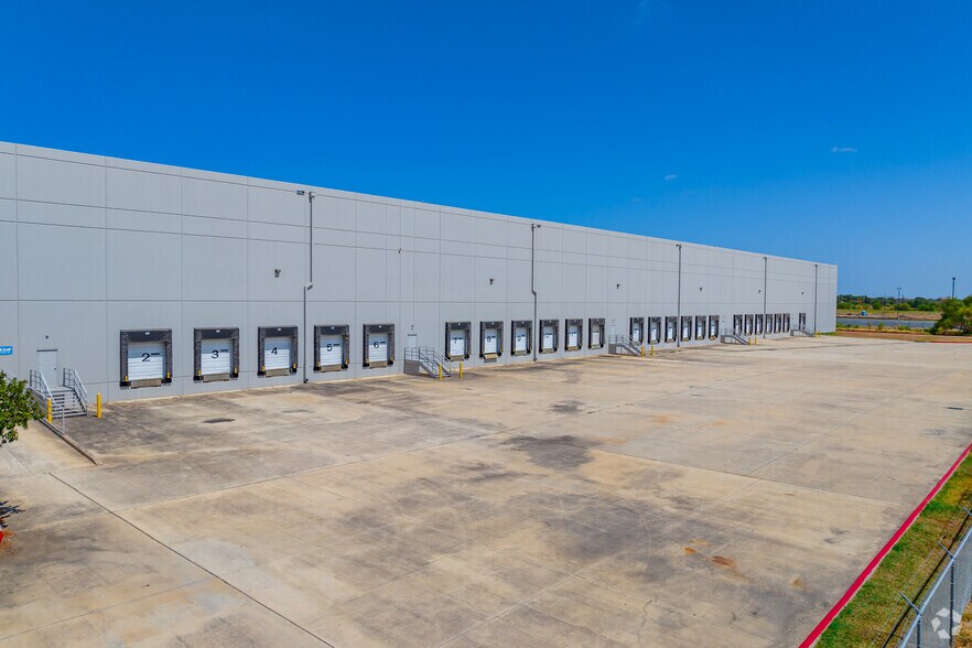 More Photos Of 10120 Fischer Rd, Von Ormy Distribution For Sale