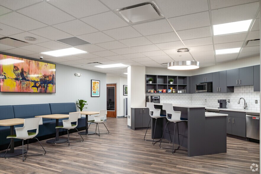 More Photos Of 801 W Big Beaver Rd, Troy Coworking Space