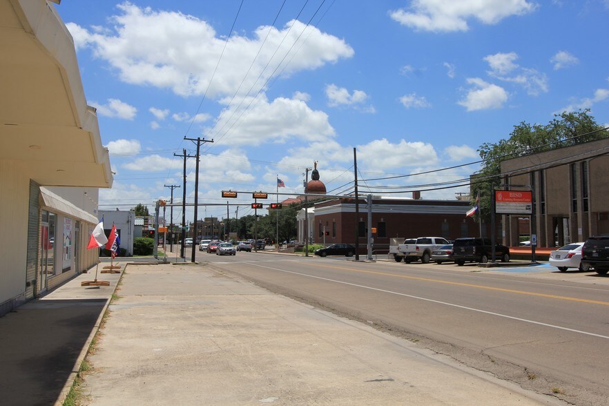 More Photos Of 200 N Saint Marys St, Beeville Medical For Lease
