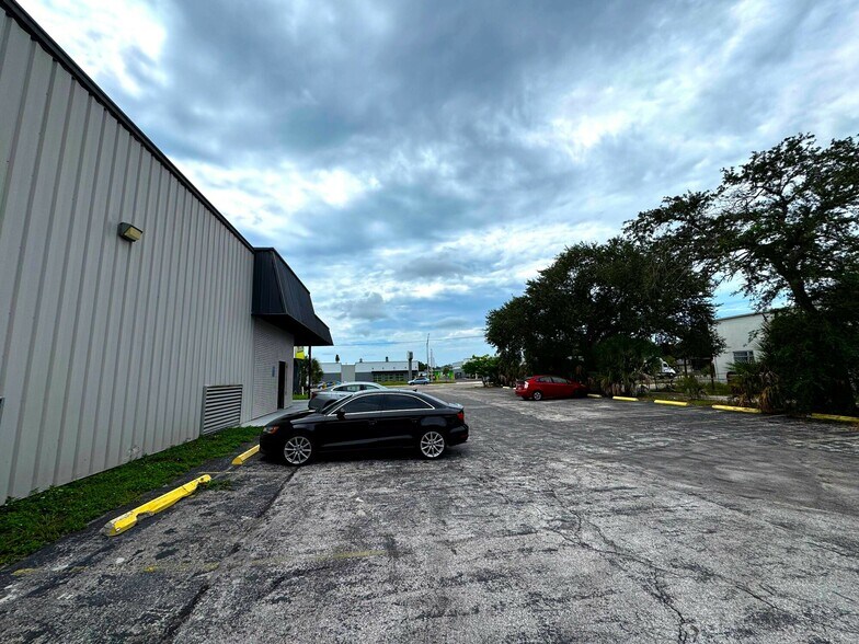 More Photos Of 2214 N Washington Blvd, Sarasota Warehouse For Lease