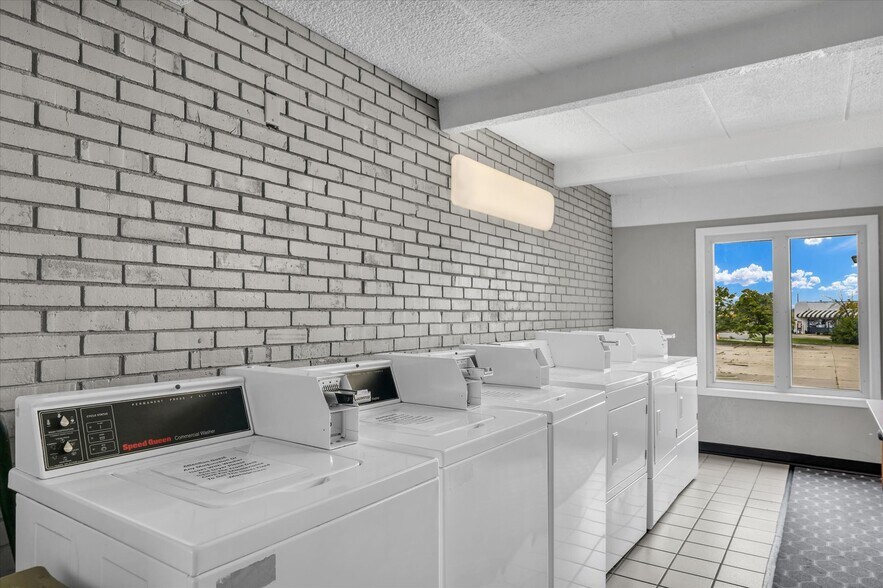 More Photos Of 1907 N Cunningham Ave, Urbana Hotel For Sale
