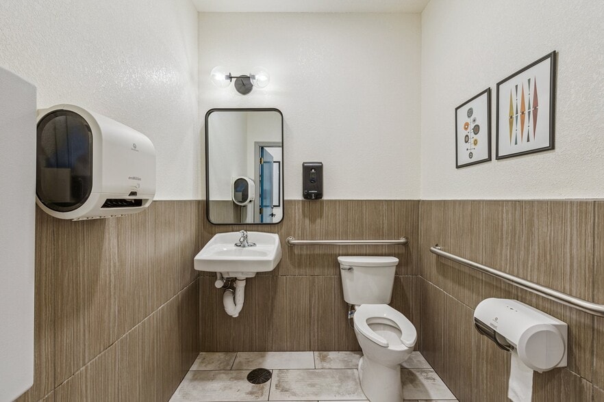 More Photos Of 424 W Chickasha Ave, Chickasha Storefront For Sale