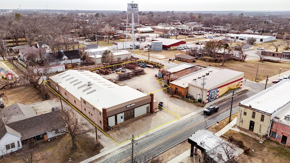 More Photos Of 111 E Liberty St, Pilot Point General Retail For Sale