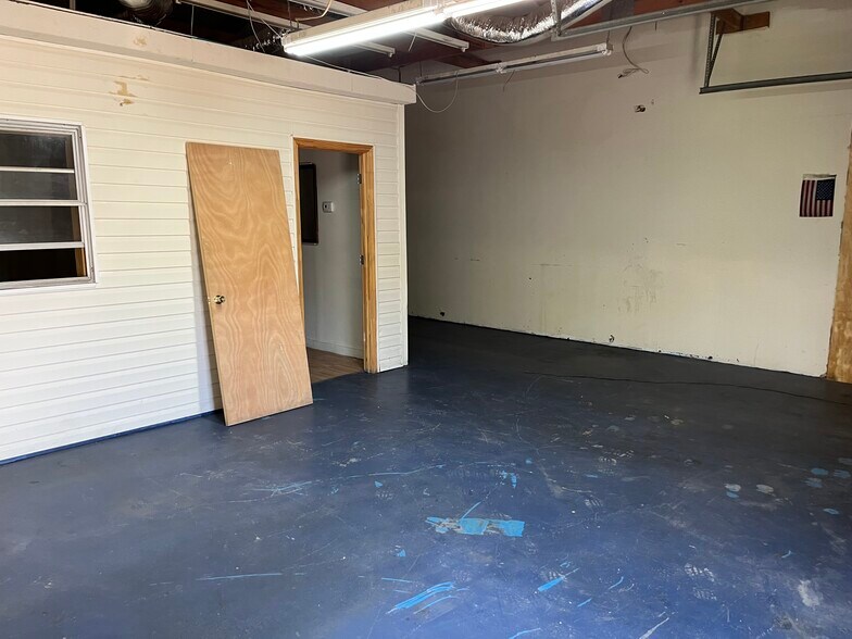 More Photos Of 992 W Park Dr, Anderson Manufacturing For Lease