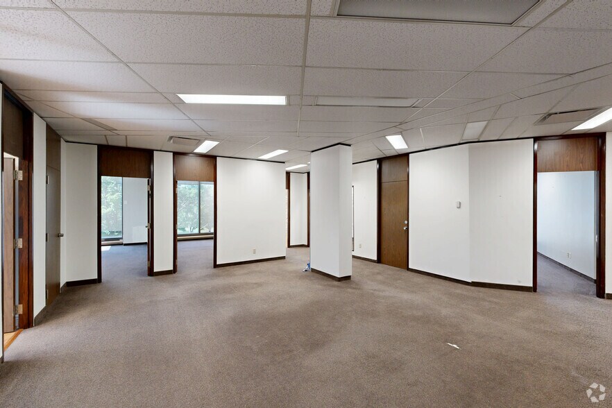 Primary Photo Of 6555 Boul Métropolitain E, Montréal Office For Lease