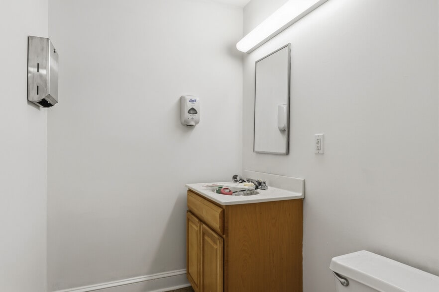 More Photos Of 1512 Marion Barry Ave SE, Washington Office For Sale