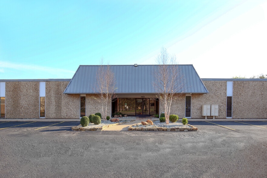 More Photos Of 7411 Hines Pl, Dallas Flex For Sale