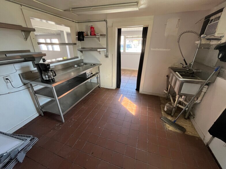 More Photos Of 600 N Second St, Hico Freestanding For Lease