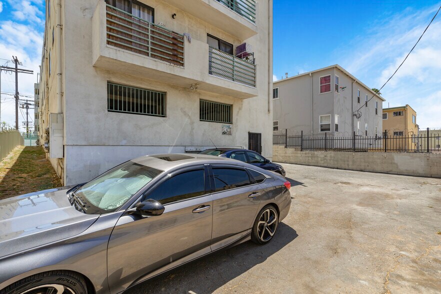 More Photos Of 2769 San Marino St, Los Angeles Apartments For Sale