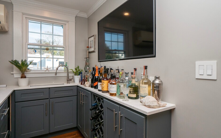 More Photos Of 999 Aquidneck Ave, Middletown Flex For Sale