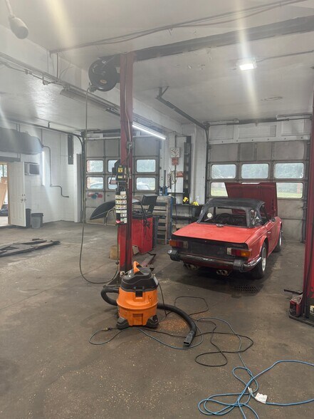 More Photos Of 117 E Roosevelt Rd, Stillman Valley Auto Repair For Lease