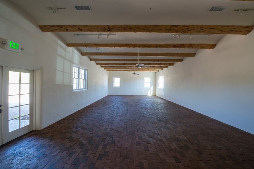 More Photos Of 5 Banana Ln, Santa Fe Freestanding For Lease