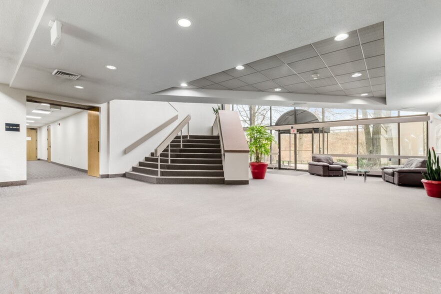 More Photos Of 250 E Wilson Bridge Rd, Worthington Office For Sale